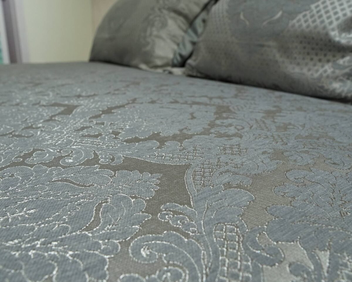 Pagal individualų užsakymą. Prabangi Lovatiesė Luiza pilkos spalvos dekoruota klostėmis ir prabangiu kutu dekoru  260×260