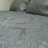 Pagal individualų užsakymą. Prabangi Lovatiesė Luiza pilkos spalvos dekoruota klostėmis ir prabangiu kutu dekoru  260×260