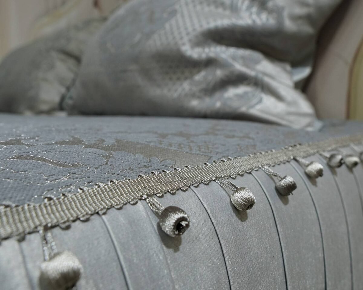 Pagal individualų užsakymą. Prabangi Lovatiesė Luiza pilkos spalvos dekoruota klostėmis ir prabangiu kutu dekoru  260×260