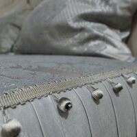 Pagal individualų užsakymą. Prabangi Lovatiesė Luiza pilkos spalvos dekoruota klostėmis ir prabangiu kutu dekoru  260×260