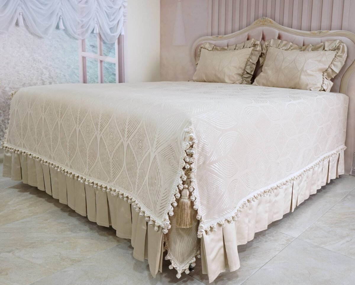 Pagal individualų užsakymą. Prabangi Lovatiesė Amelija smėlio spalvos dekoruota prabangiu kutu dekoru ir plačiomis klostėmis 260×260