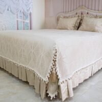 Pagal individualų užsakymą. Prabangi Lovatiesė Amelija smėlio spalvos dekoruota prabangiu kutu dekoru ir plačiomis klostėmis 260×260