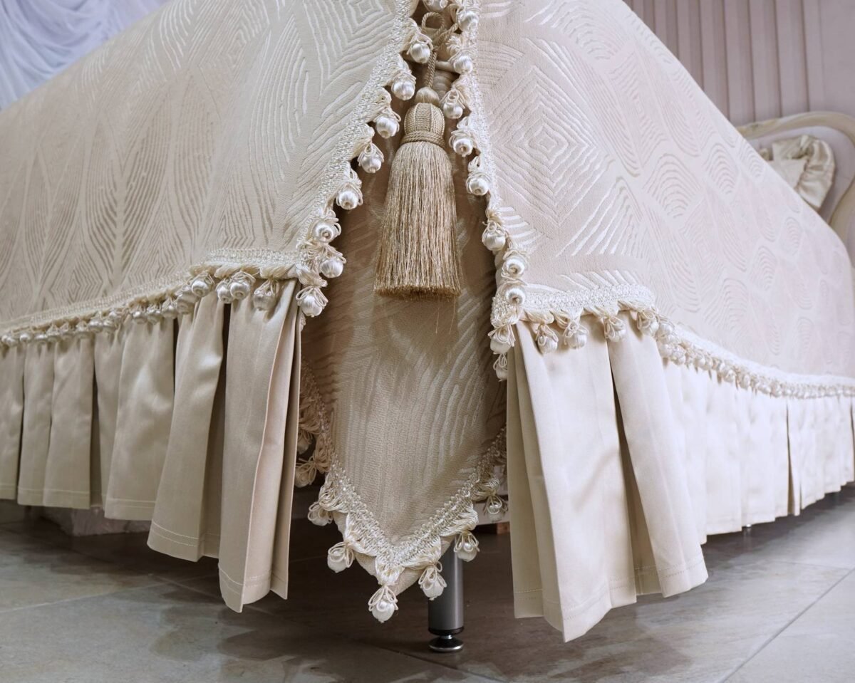 Pagal individualų užsakymą. Prabangi Lovatiesė Amelija smėlio spalvos dekoruota prabangiu kutu dekoru ir plačiomis klostėmis 260×260