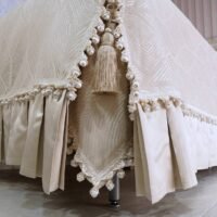 Pagal individualų užsakymą. Prabangi Lovatiesė Amelija smėlio spalvos dekoruota prabangiu kutu dekoru ir plačiomis klostėmis 260×260