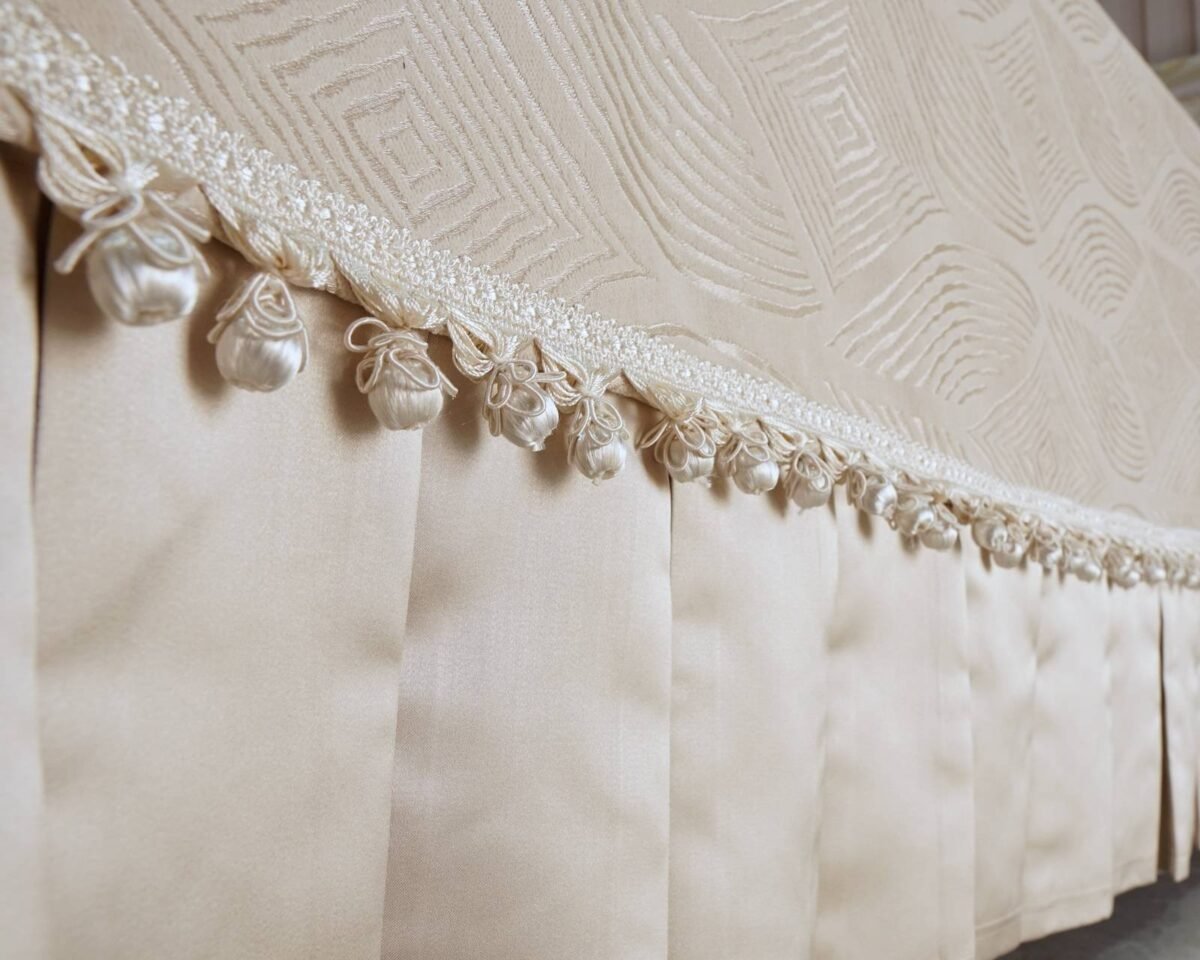 Pagal individualų užsakymą. Prabangi Lovatiesė Amelija smėlio spalvos dekoruota prabangiu kutu dekoru ir plačiomis klostėmis 260×260