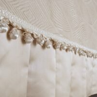 Pagal individualų užsakymą. Prabangi Lovatiesė Amelija smėlio spalvos dekoruota prabangiu kutu dekoru ir plačiomis klostėmis 260×260