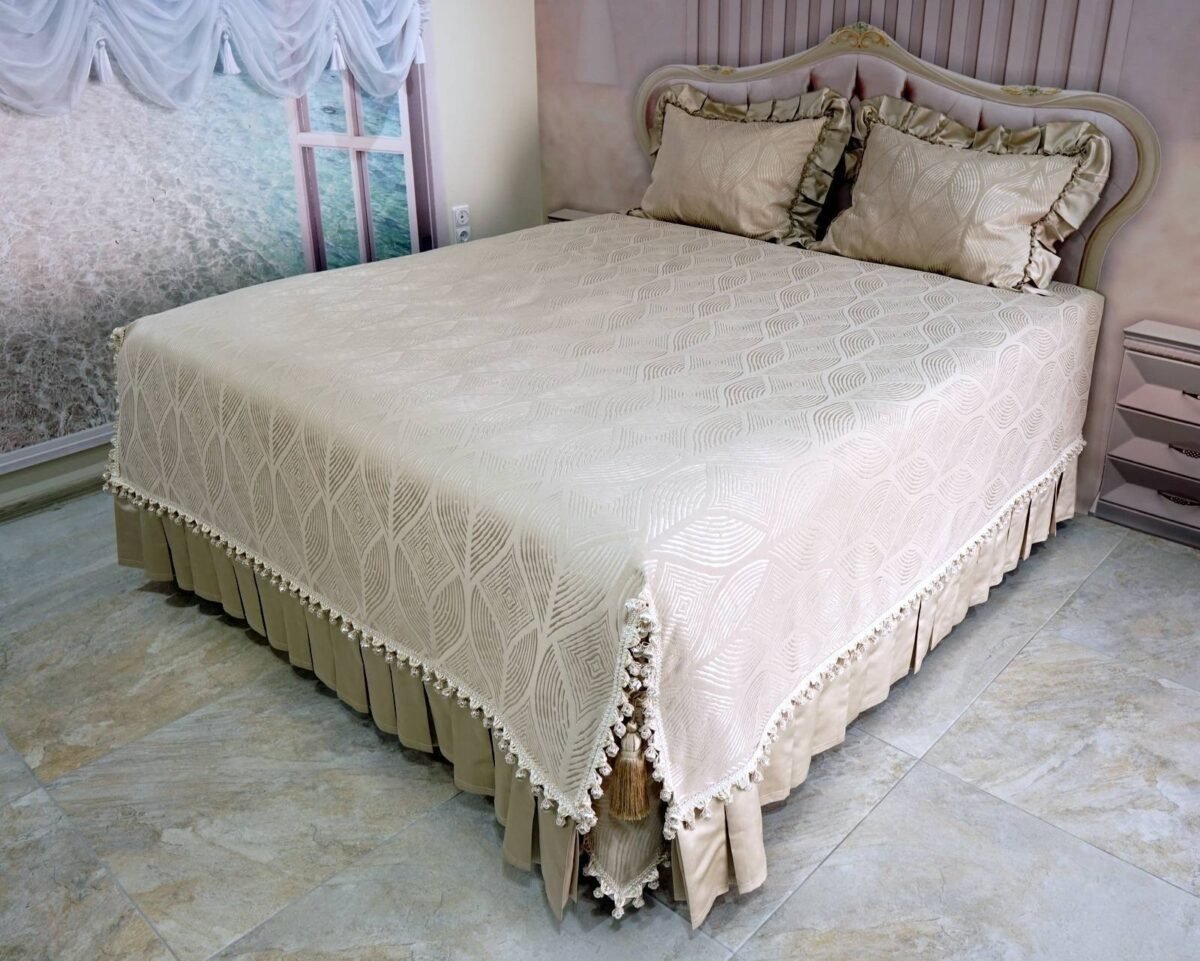 Pagal individualų užsakymą. Prabangi Lovatiesė Amelija smėlio spalvos dekoruota prabangiu kutu dekoru ir plačiomis klostėmis 260×260