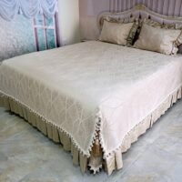 Pagal individualų užsakymą. Prabangi Lovatiesė Amelija smėlio spalvos dekoruota prabangiu kutu dekoru ir plačiomis klostėmis 260×260