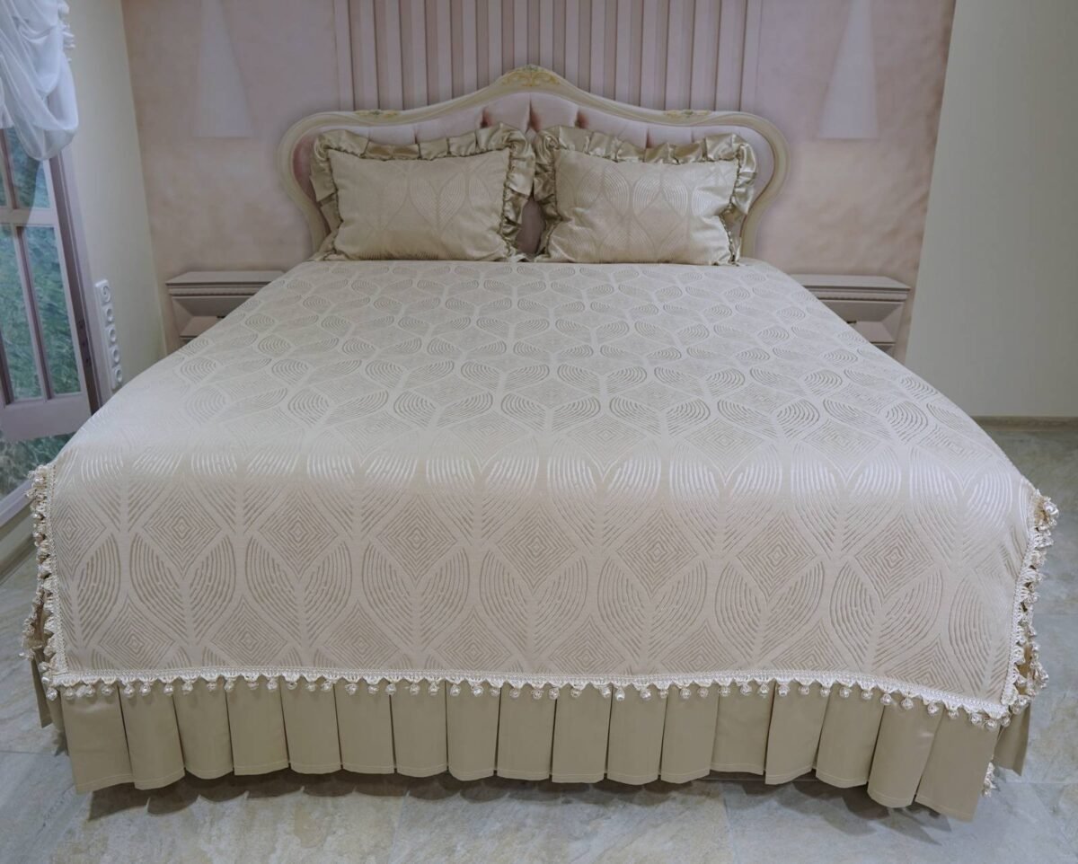 Pagal individualų užsakymą. Prabangi Lovatiesė Amelija smėlio spalvos dekoruota prabangiu kutu dekoru ir plačiomis klostėmis 260×260