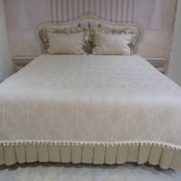 Pagal individualų užsakymą. Prabangi Lovatiesė Amelija smėlio spalvos dekoruota prabangiu kutu dekoru ir plačiomis klostėmis 260×260