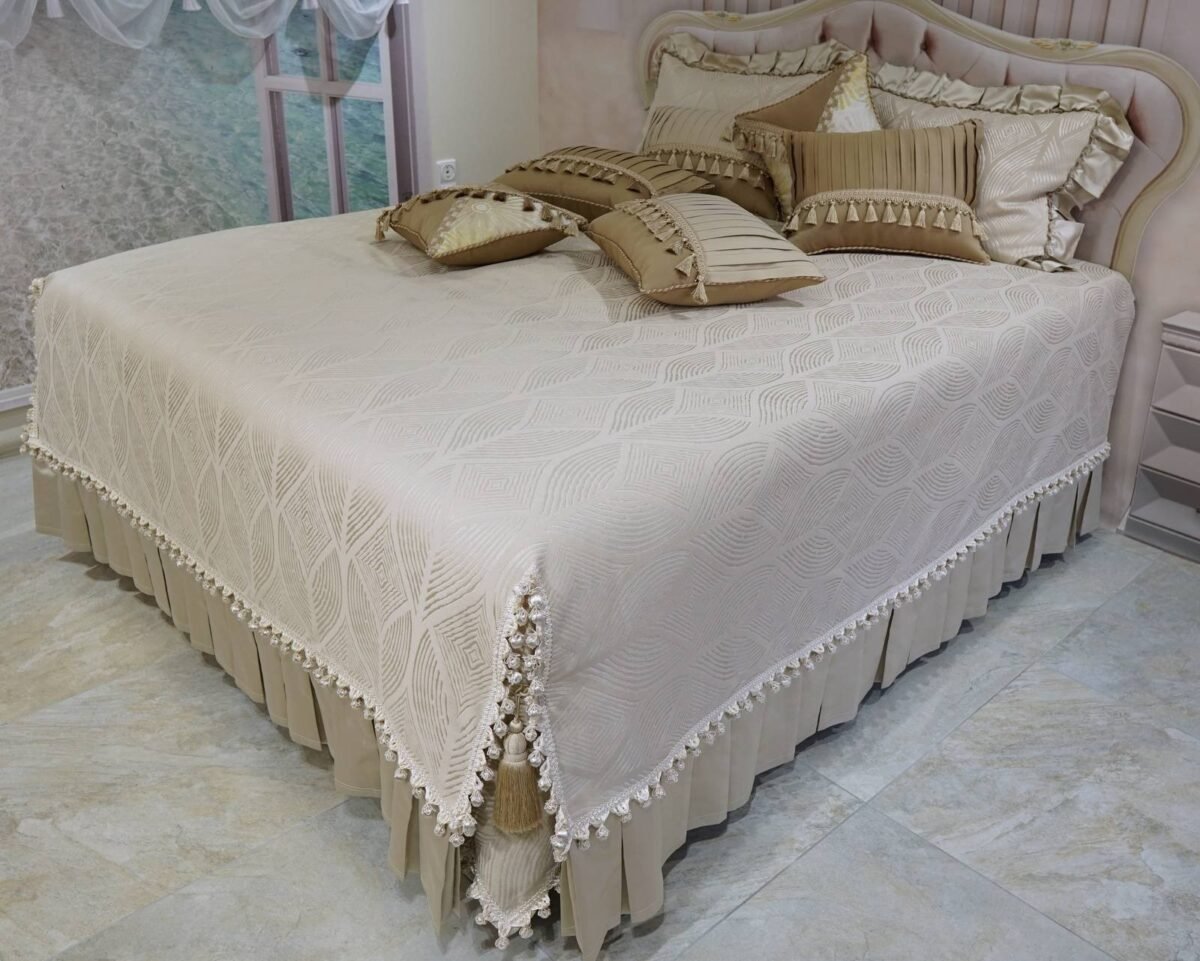 Pagal individualų užsakymą. Prabangi Lovatiesė Amelija smėlio spalvos dekoruota prabangiu kutu dekoru ir plačiomis klostėmis 260×260