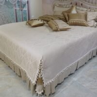 Pagal individualų užsakymą. Prabangi Lovatiesė Amelija smėlio spalvos dekoruota prabangiu kutu dekoru ir plačiomis klostėmis 260×260