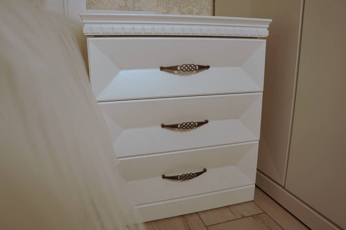 Pagal individualų užsakymą. Miegamojo komplekto Milanas naktinė spintelė baltos spalvos originalaus dizaino perlų atspalvio A57xP50xG50