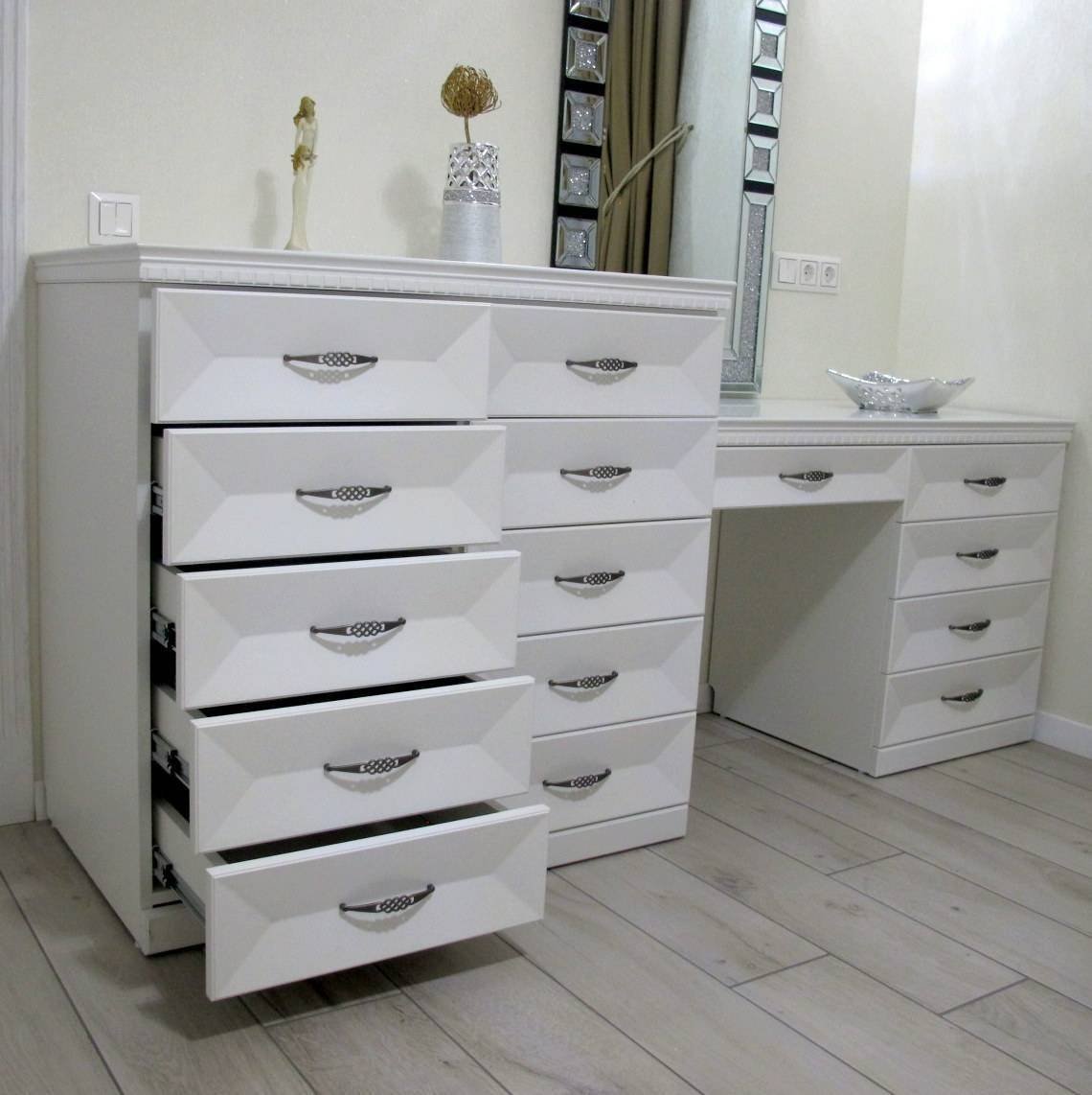 Pagal individualų užsakymą. Miegamojo komplekto Milanas komoda baltos spalvos originalaus dizaino perlų atspalvio A97xP100xG55