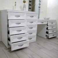 Pagal individualų užsakymą. Miegamojo komplekto Milanas komoda baltos spalvos originalaus dizaino perlų atspalvio A97xP100xG55