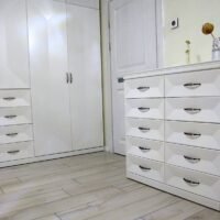 Pagal individualų užsakymą. Miegamojo komplekto Milanas komoda baltos spalvos originalaus dizaino perlų atspalvio A97xP100xG55