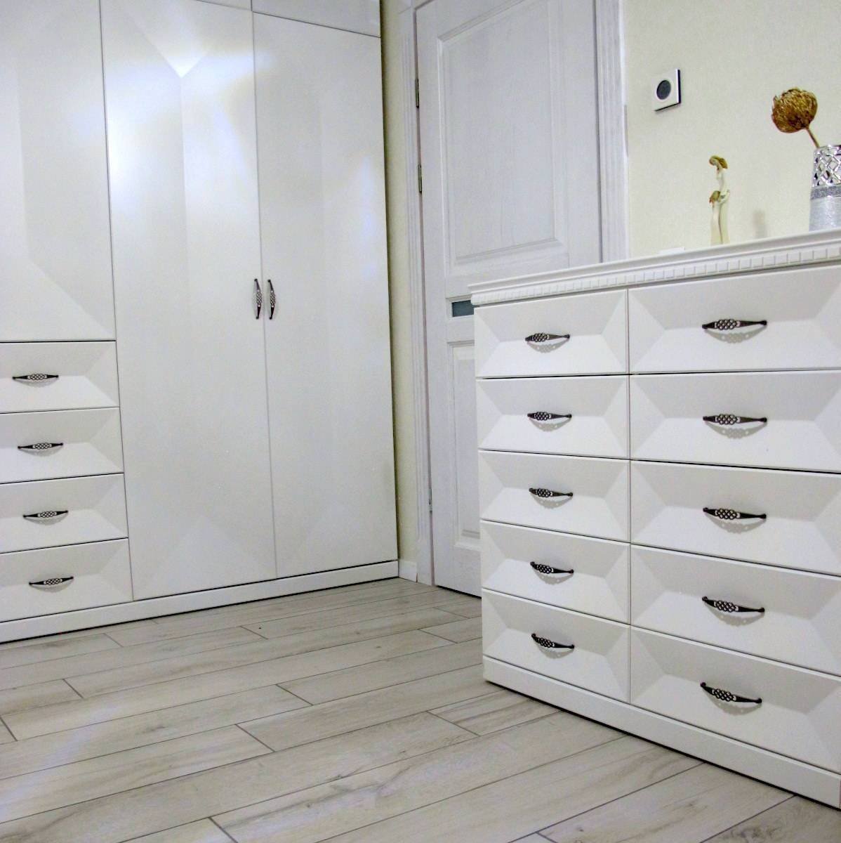 Pagal individualų užsakymą. Miegamojo komplekto Milanas komoda baltos spalvos originalaus dizaino perlų atspalvio A97xP100xG55