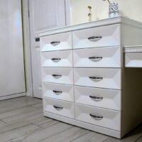 Pagal individualų užsakymą. Miegamojo komplekto Milanas komoda baltos spalvos originalaus dizaino perlų atspalvio A97xP100xG55