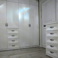 Pagal individualų užsakymą. Miegamojo komplekto Milanas komoda baltos spalvos originalaus dizaino perlų atspalvio A97xP100xG55