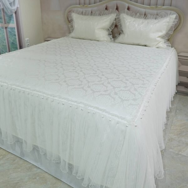 Pagal individualų užsakymą. Prabangi lovatiesė Emilija kreminės spalvos dekoruota tiulio smulkiomis klostėmis ir prabangiu baltu kutu 260×260