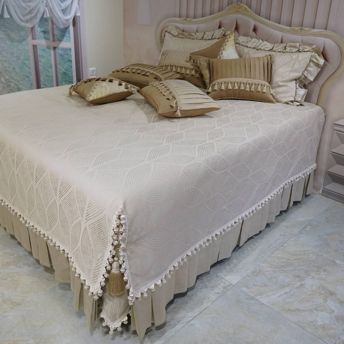 Pagal individualų užsakymą. Prabangi Lovatiesė Amelija smėlio spalvos dekoruota prabangiu kutu dekoru ir plačiomis klostėmis 260×260