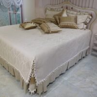 Pagal individualų užsakymą. Prabangi Lovatiesė Amelija smėlio spalvos dekoruota prabangiu kutu dekoru ir plačiomis klostėmis 260×260