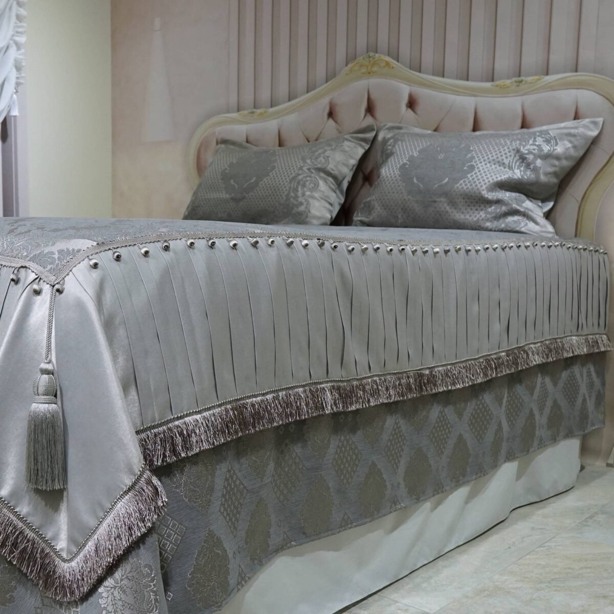 Pagal individualų užsakymą. Prabangi Lovatiesė Luiza pilkos spalvos dekoruota klostėmis ir prabangiu kutu dekoru  260×260