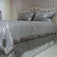 Pagal individualų užsakymą. Prabangi Lovatiesė Luiza pilkos spalvos dekoruota klostėmis ir prabangiu kutu dekoru  260×260